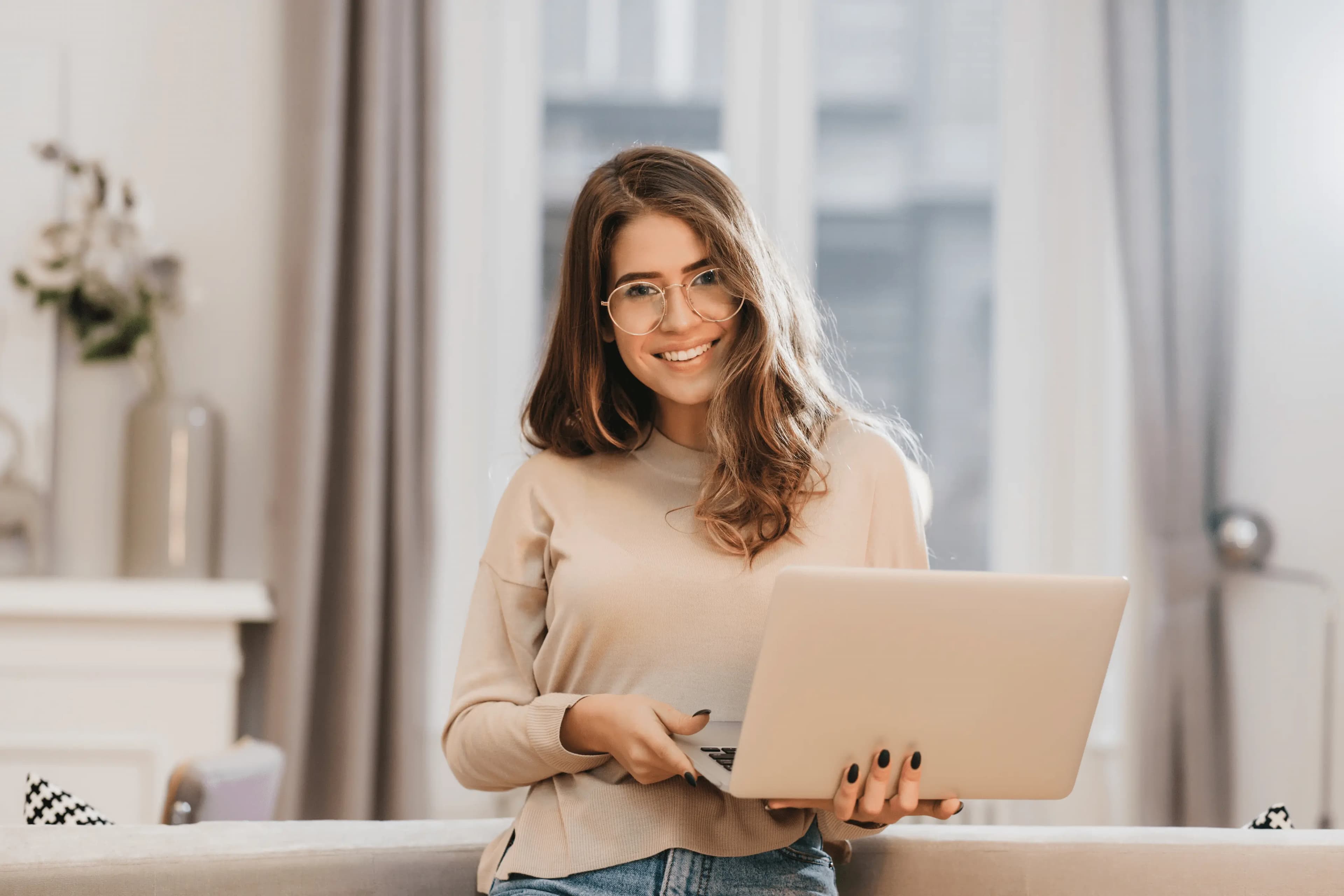 Girl holding the laptop step 1